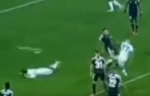 Si tuffa per non stoppare il tiro di Brozovic: Barella inventa il “coccodrillo” d’attacco (VIDEO) Si tuffa per non stoppare il tiro di Brozovic: Barella inventa il “coccodrillo” d’attacco (VIDEO)