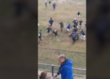Maxi-rissa durante una partita, calciatori 12enni rompono una costola ad un dirigente (VIDEO) Maxi-rissa durante una partita, calciatori 12enni rompono una costola ad un dirigente (VIDEO)
