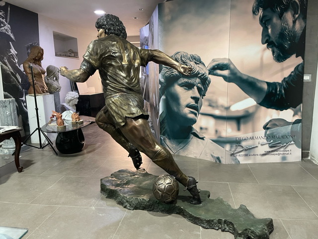 La statua di Maradona col piede giusto