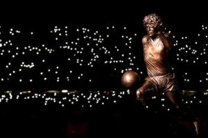 statua Maradona