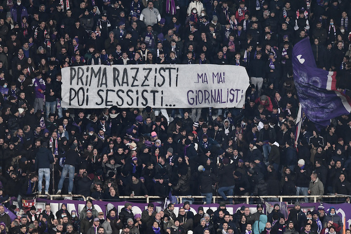 La curva della Fiorentina non si smentisce: “Prima razzisti, poi sessisti. Ma mai giornalisti”