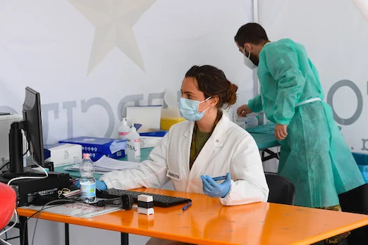 Vaccini Covid, l’ex calciatore Tamuzo perde la causa contro Pfizer: l’aveva accusata di essere l’origine dei ...