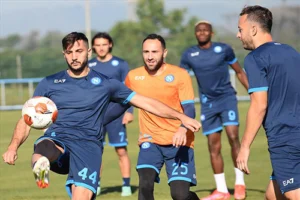 Manolas si allena