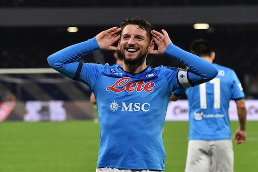 Mertens autografa la maglia di un tifoso: «Hai la maglietta di Hysaj? Ma stai bene?» (VIDEO)