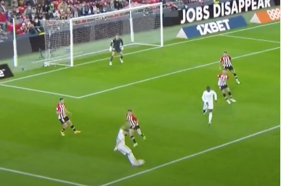 Benzema mostra come si fa il tiro a giro: a Bilbao la lezione dimostrativa (VIDEO)