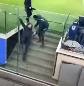 Inzaghi scivola sulle scale di San Siro dopo Inter-Cagliari (VIDEO)
