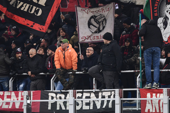 Milan, San Siro si svuota al 78′, ma la curva incita fino al 90′. Calabria chiede scusa ai tifosi (VIDEO)