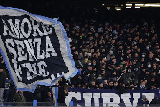 Polemiche a Cagliari per il passaggio nel centro degli ultras Napoli scortati (con cori contro Cagliari)