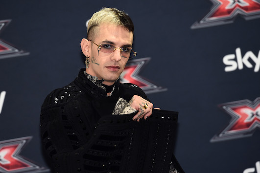 Achille Lauro, il suo look a Sanremo? «Senti bello mica posso dirti tutto. La canzone è superflua»