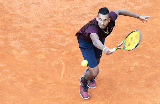 Kyrgios colpisce un bambino con una pallata, lo fa piangere e poi gli regala una racchetta (VIDEO)