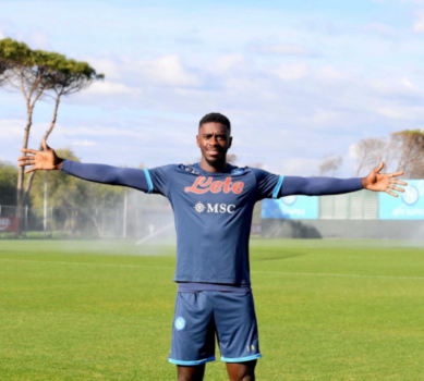 Tuanzebe, l’agente: «Non è a Napoli per fare quattro mesi. È un difensore strutturato ma veloce» Tuanzebe, l’agente: «Non è a Napoli per fare quattro mesi. È un difensore strutturato ma veloce»