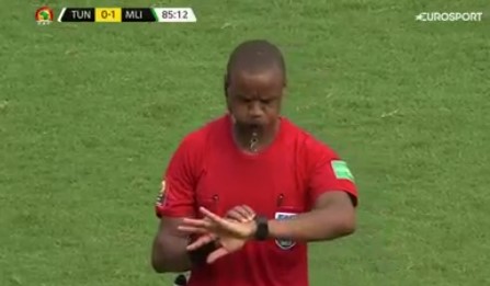 Follia in Coppa d’Africa: l’arbitro fischia la fine in anticipo e se ne va (VIDEO)