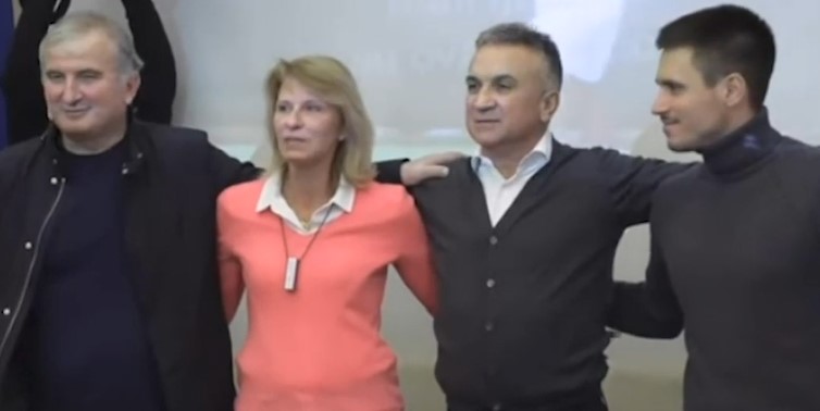 L’ammuina politica del clan Djokovic: il campione «torturato» manda alla guerra mamma, papà, fratelli, pure gli zii L’ammuina politica del clan Djokovic: il campione «torturato» manda alla guerra mamma, papà, fratelli, pure gli zii