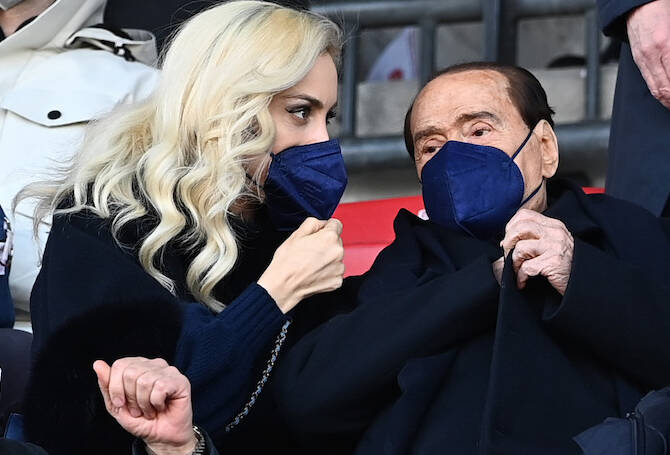 Al (non) matrimonio di Berlusconi, Gigi D’Alessio suona ‘O surdato nnammurato (assente Apicella)