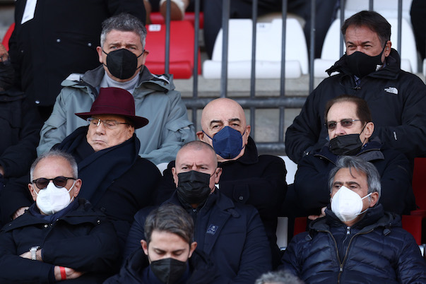 Berlusconi contro la costruzione dal basso: «il portiere deve dare la palla agli attaccanti» Berlusconi contro la costruzione dal basso: «il portiere deve dare la palla agli attaccanti»