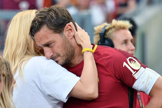 L’attesa di Roma per Totti&Ilary: il monumento all’amore Capitale cadrà come la statua di Saddam