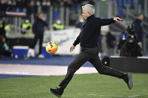 Il Messaggero e la giornata tipo di Mourinho: gira a Roma di notte, a Trigoria passeggia in ciabatte