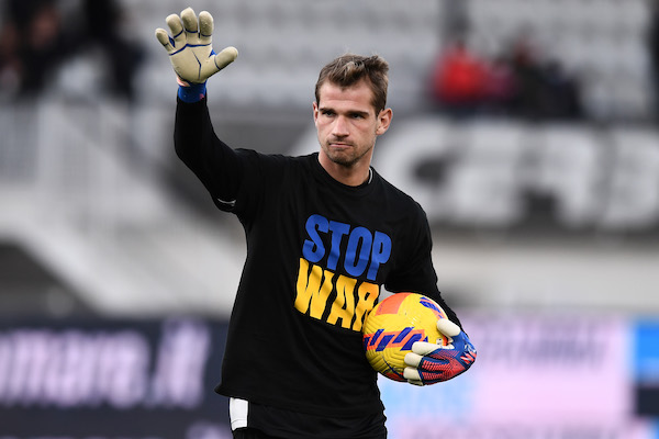Spezia-Roma, lo Spezia in campo con i colori dell’Ucraina Spezia-Roma, lo Spezia in campo con i colori dell’Ucraina