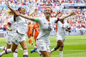 Le calciatrici americane vincono la causa contro la Federcalcio: 24milioni e parità di salario item-thumbnail