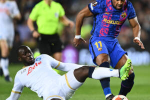 Il Napoli gioca da squadra e il Barcellona pareggia solo grazie a un rigore per fallo di mignolo item-thumbnail