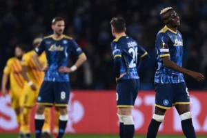 Giocatori del Napoli all'ennesimo gol del Barcellona