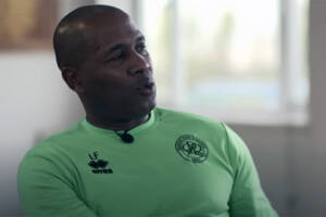 Il j’accuse di Les Ferdinand: «Ai neri è permesso di partecipare al gioco solo da calciatori, mai in posizioni di potere» item-thumbnail