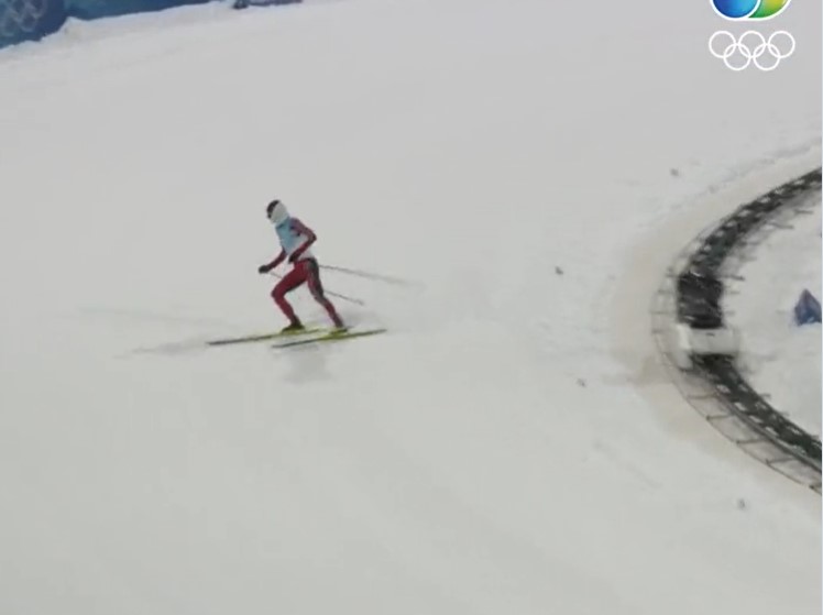 Volava verso l’oro, sbaglia strada e finisce ottavo: il dramma olimpico del norvegese Riiber (VIDEO)