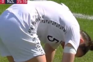 La giocatrice del Liverpool fa tre autogol in mezzora, il ct la sostituisce per pietà (VIDEO) item-thumbnail