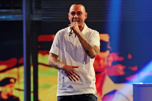 Fabri Fibra: «Quando arrivi primo in classifica hai più soldi ma ti senti più solo, dipendevo dall’erba»