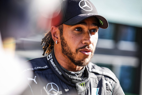Hamilton corre con il piercing le prove a Singapore, rischia una penalità