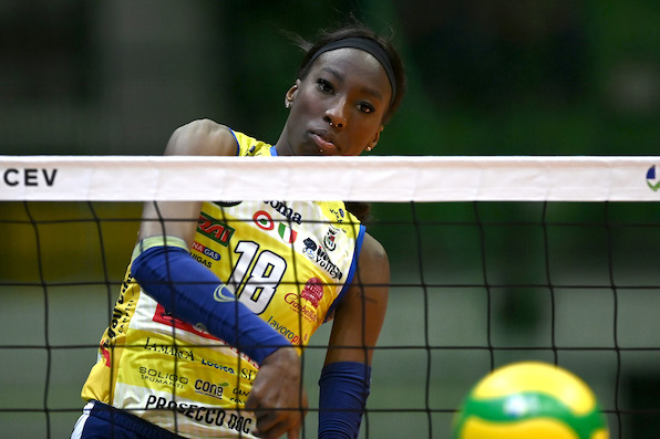 Paola Egonu lascia l’Italvolley per colpa del razzismo: «Stanca di rappresentare persone del genere» Paola Egonu lascia l’Italvolley per colpa del razzismo: «Stanca di rappresentare persone del genere»