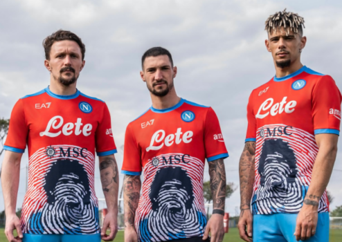 Il Napoli: «La maglia Maradona in beneficenza per l’Ucraina. Contro il Milan in azzurro»