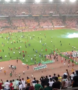 La Nigeria non si qualifica al Mondiale e i tifosi assaltano e distruggono lo stadio (VIDEO)