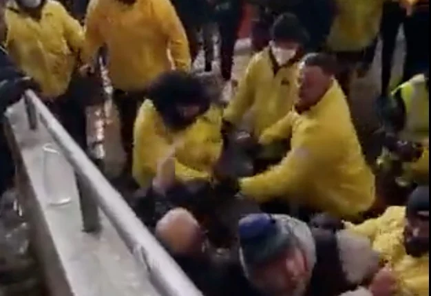 scontri in Bundesliga tra steward dello Stoccarda e tifosi del Gladbach
