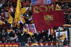 “O Vesuvio lavali col fuoco”tifosi Roma Divieto di bandiere Roma Friedkin
