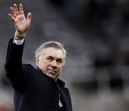 Ancelotti, applauso spontaneo dei giornalisti napoletani in sala stampa Ancelotti, applauso spontaneo dei giornalisti napoletani in sala stampa
