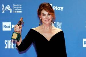 Elena Sofia Ricci: «Ho smesso di fumare a trent’anni. Mi guardai allo specchio e stavo diventando grigia» item-thumbnail