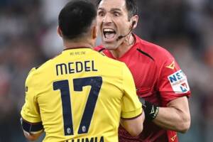 L’arbitro Sacchi sospeso per non aver stretto la mano alla sua assistente (Corsera) item-thumbnail