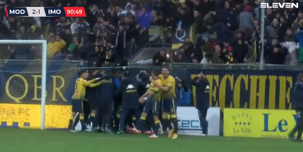 Clamoroso a Modena: il portiere segna su rinvio al 91 e la promozione in B si avvicina (VIDEO) Clamoroso a Modena: il portiere segna su rinvio al 91 e la promozione in B si avvicina (VIDEO)