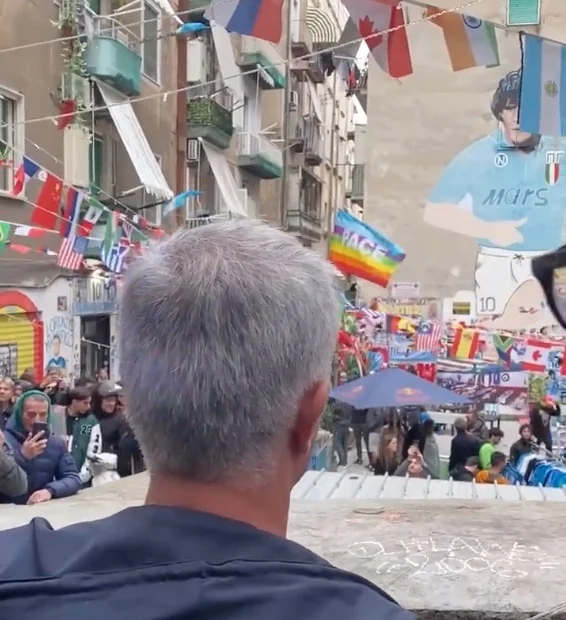 Mourinho al murales di Maradona