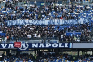 lo striscione dei tifosi del Napoli