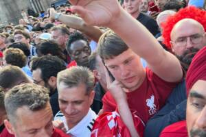Io e mio figlio in lacrime nella calca dello Stade de France, ostaggio di poliziotti ottusi: ho creduto di morire item-thumbnail