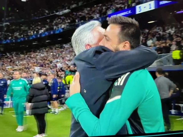 L'abbraccio tra Davide e Carlo Ancelotti