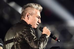 Ligabue: «La mia voce particolare? Da piccolo mi sbagliarono l’operazione alle tonsille, forse è per quello» item-thumbnail