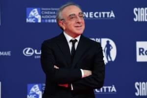 Silvio Orlando: «Spero che il turismo non cambi l’anima di Napoli, non ci riuscirono colera, nazisti e terremoto» item-thumbnail