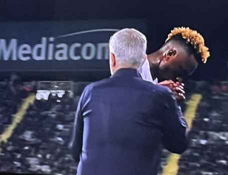 Fiorentina-Roma, Abraham bacia la mano a Mourinho dopo la sostituzione
