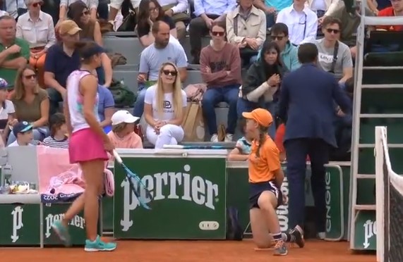 Colpisce con la racchetta un bambino e non viene squalificata, polemiche al Roland Garros (VIDEO)