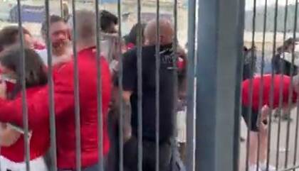 Stade de France, la polizia usa lo spray al peperoncino contro i tifosi che premono per entrare (VIDEO)