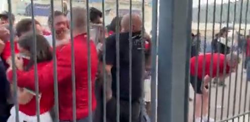 Stade de France, la polizia usa lo spray al peperoncino contro i tifosi che premono per entrare (VIDEO)