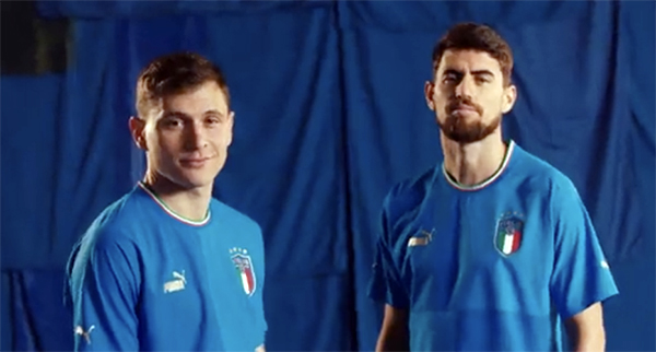 Puma presenta la maglia perfetta per l’Italia che è rimasta a casa: sembra un pigiama – VIDEO Puma presenta la maglia perfetta per l’Italia che è rimasta a casa: sembra un pigiama – VIDEO